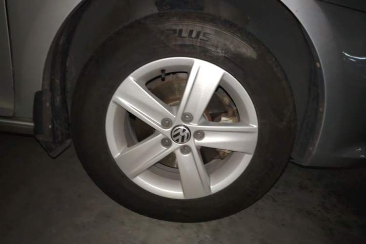 Used Volkswagen Bora 2013 1.6L Automatic Fashion Model Right Front Wheel Hub