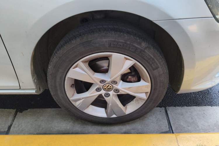 Used Volkswagen Bora 2013 1.6L Manual Comfort Model Right Front Wheel Hub