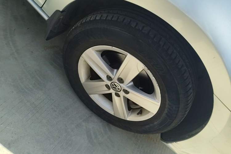 Used Volkswagen Bora 2013 1.6L Automatic Fashion Model Right Front Wheel Hub