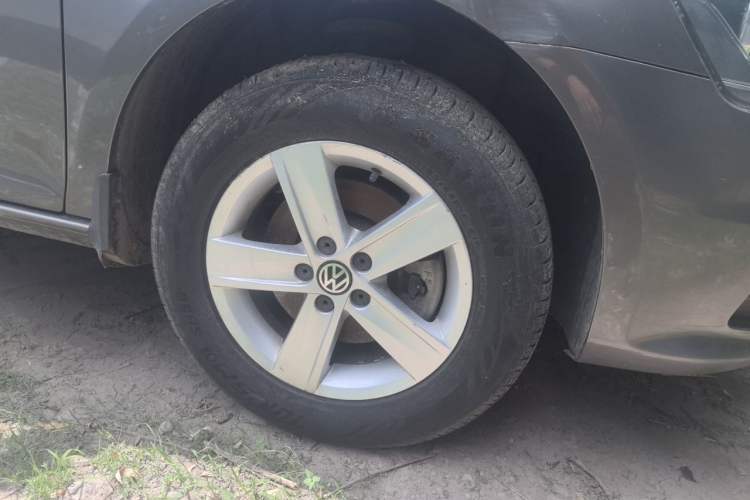 Used Volkswagen Bora 2013 1.6L Manual Fashion Edition Right Front Wheel Hub