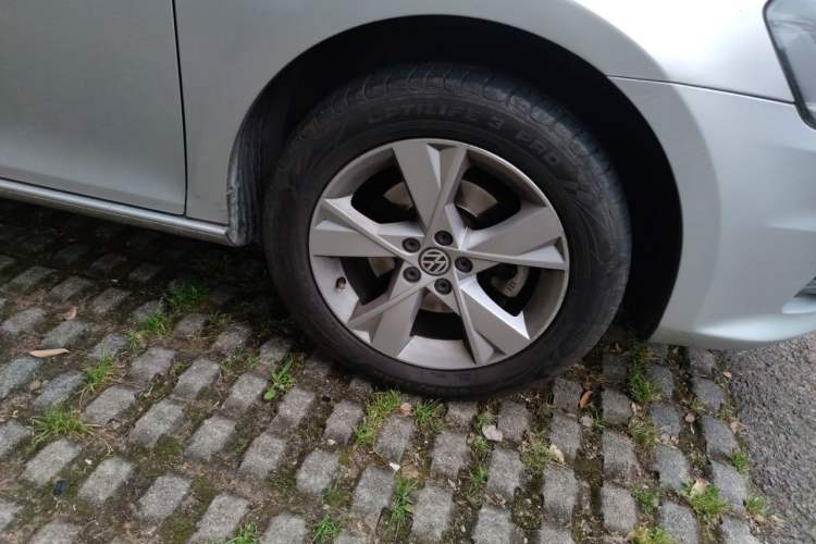 Used Volkswagen Bora 2013 1.4T Automatic Comfort Model Right Front Wheel Hub