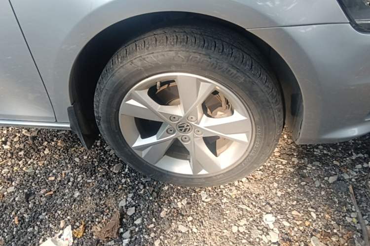 Used Volkswagen Bora 2013 1.6L Manual Comfort Model Right Front Wheel Hub