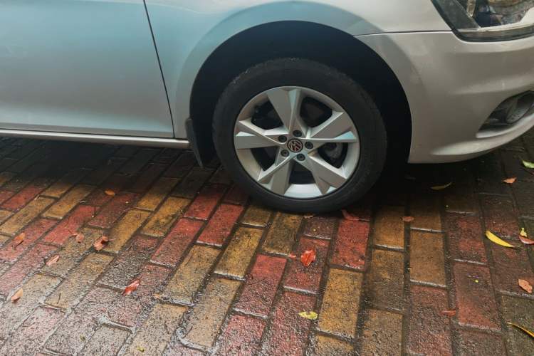 Used Volkswagen Bora 2013 1.6L Automatic Comfort Model Right Front Wheel Hub