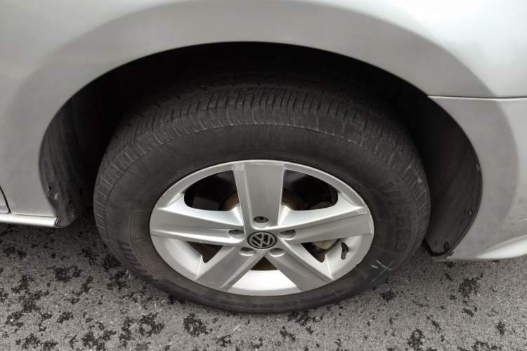 Used Volkswagen Bora 2013 1.6L Automatic Fashion Model Right Front Wheel Hub