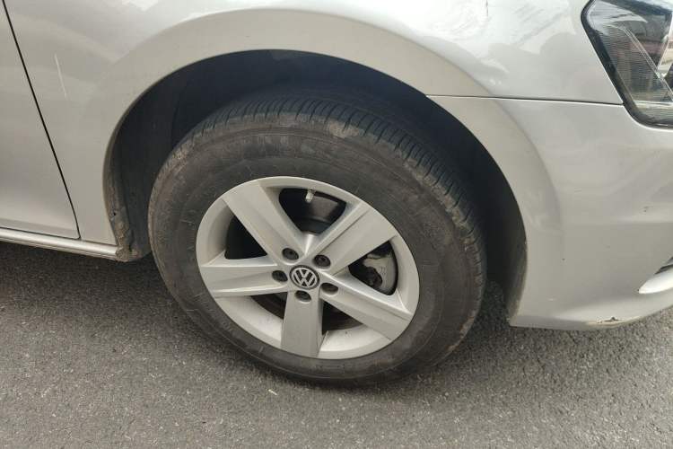Used Volkswagen Bora 2013 1.6L Automatic Fashion Model Right Front Wheel Hub