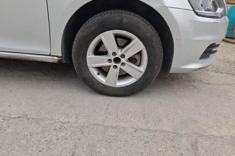 Used Volkswagen Bora 2013 1.6L Automatic Fashion Model Right Front Wheel Hub
