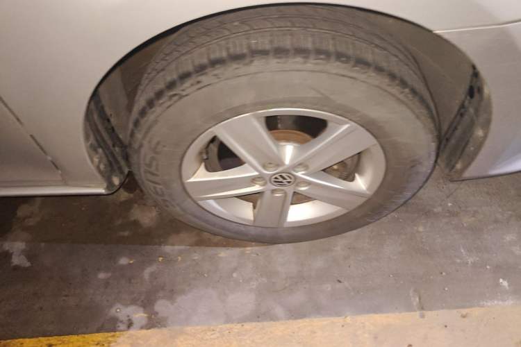 Used Volkswagen Bora 2013 1.6L Automatic Fashion Model Right Front Wheel Hub