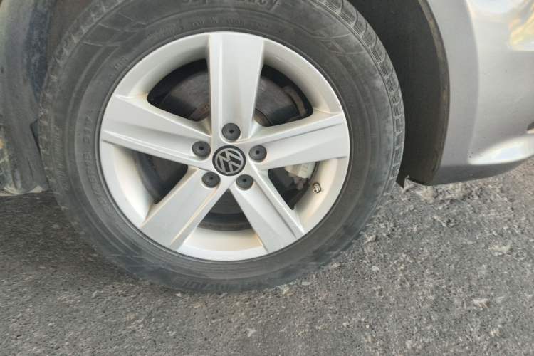 Used Volkswagen Bora 2013 1.6L Manual Fashion Edition Right Front Wheel Hub