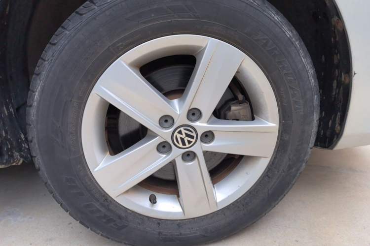 Used Volkswagen Bora 2013 1.6L Manual Fashion Edition Right Front Wheel Hub