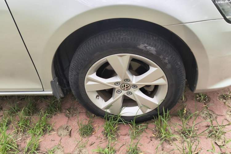 Used Volkswagen Bora 2013 1.6L Automatic Comfort Model Right Front Wheel Hub