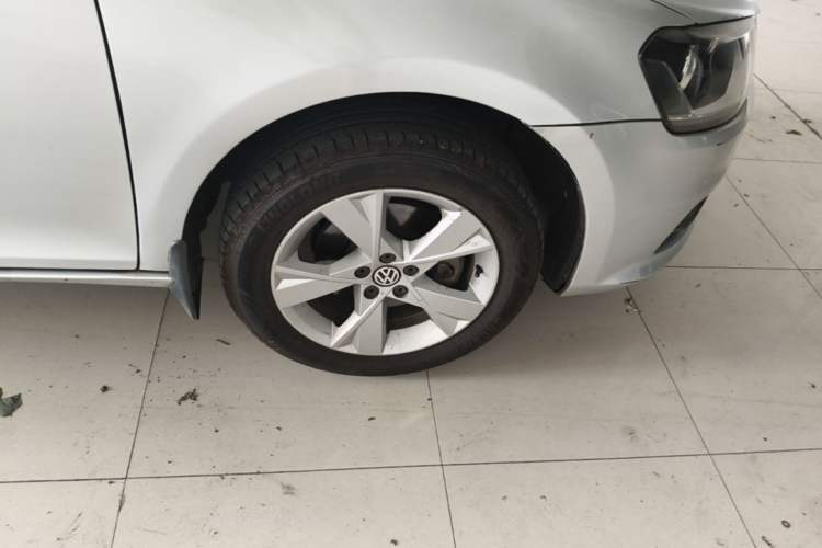 Used Volkswagen Bora 2013 1.6L Manual Comfort Model Right Front Wheel Hub