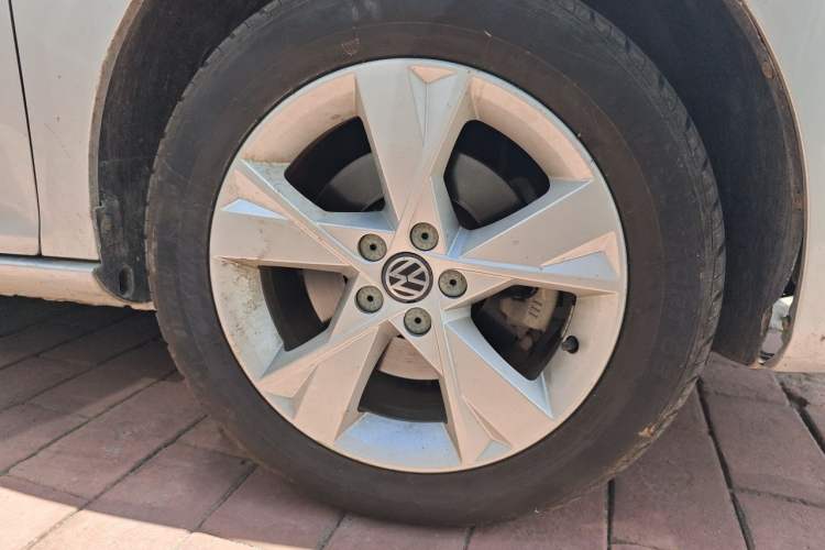 Used Volkswagen Bora 2013 1.6L Automatic Comfort Model Right Front Wheel Hub