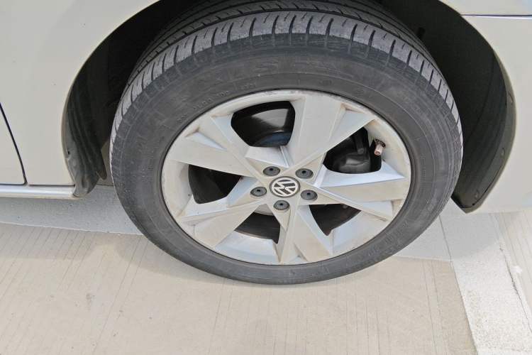 Used Volkswagen Bora 2013 1.6L Automatic Comfort Model Right Front Wheel Hub