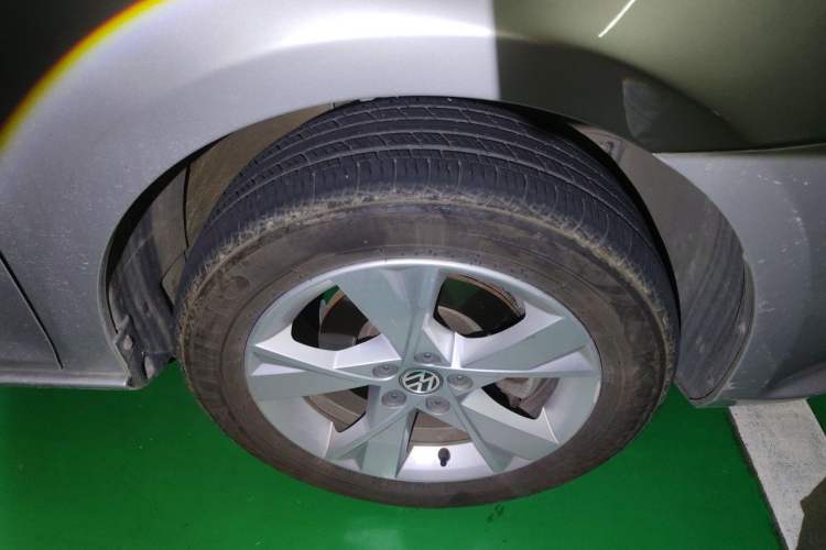 Used Volkswagen Bora 2013 1.6L Automatic Comfort Model Right Front Wheel Hub