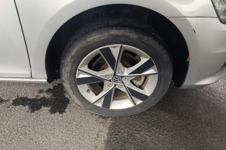 Used Volkswagen Bora 2013 1.6L Manual Comfort Model Right Front Wheel Hub