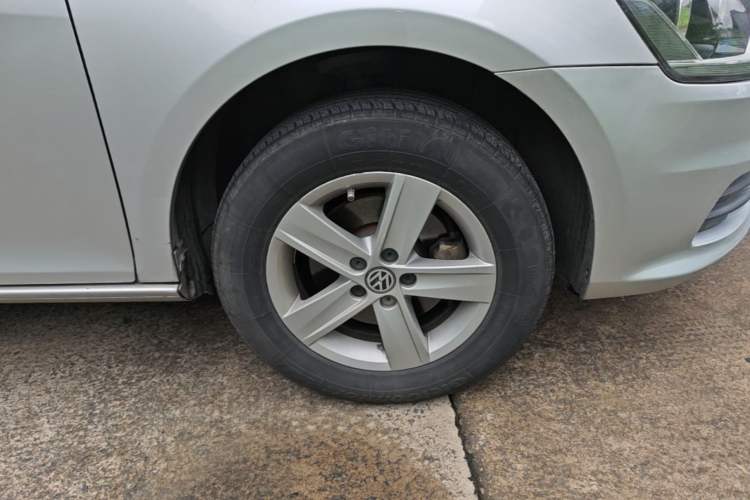 Used Volkswagen Bora 2013 1.6L Automatic Fashion Model Right Front Wheel Hub