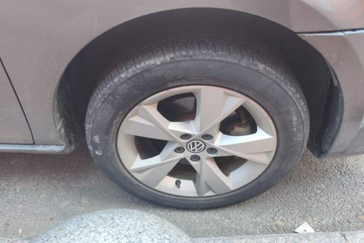 Used Volkswagen Bora 2013 1.6L Manual Comfort Model Right Front Wheel Hub