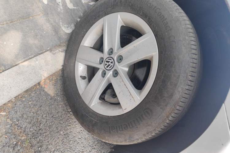 Used Volkswagen Bora 2013 1.6L Manual Fashion Edition Right Front Wheel Hub