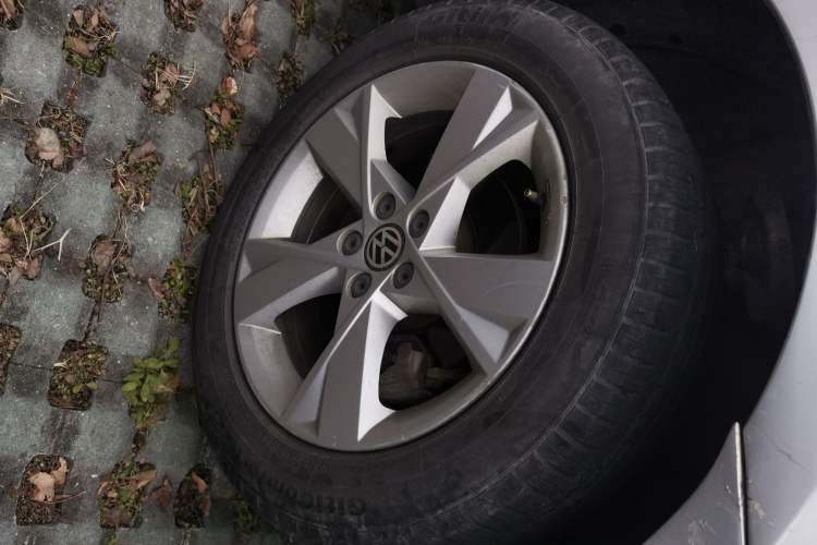 Used Volkswagen Bora 2013 1.6L Manual Comfort Model Right Front Wheel Hub