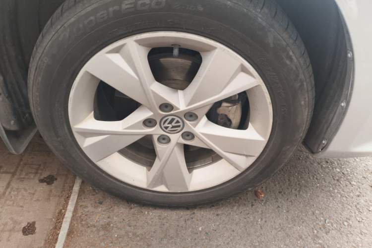Used Volkswagen Bora 2013 1.6L Automatic Comfort Model Right Front Wheel Hub