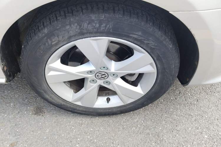 Used Volkswagen Bora 2013 1.6L Automatic Comfort Model Right Front Wheel Hub