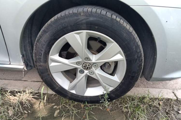 Used Volkswagen Bora 2013 1.6L Automatic Comfort Model Right Front Wheel Hub