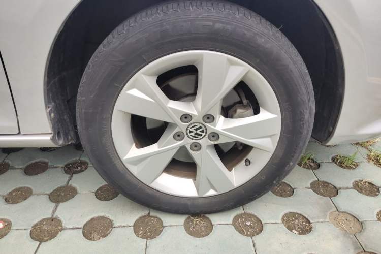 Used Volkswagen Bora 2013 1.6L Manual Comfort Model Right Front Wheel Hub