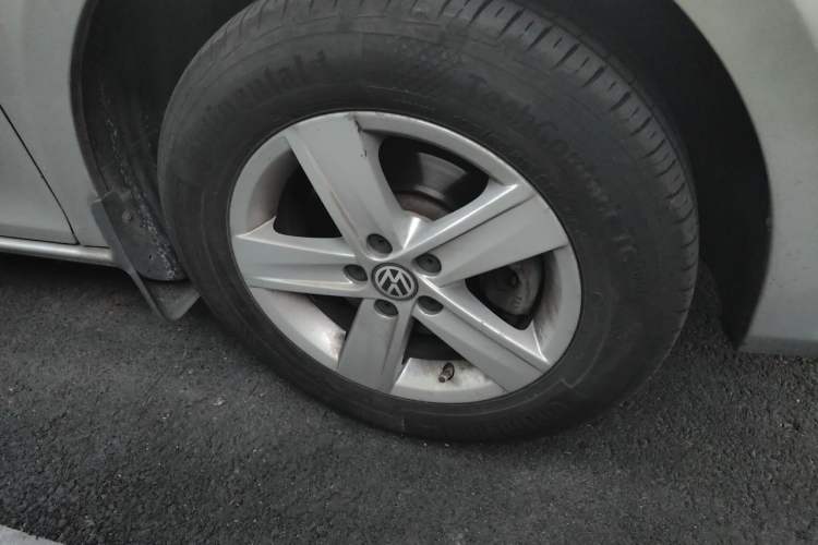 Used Volkswagen Bora 2013 1.6L Automatic Fashion Model Right Front Wheel Hub
