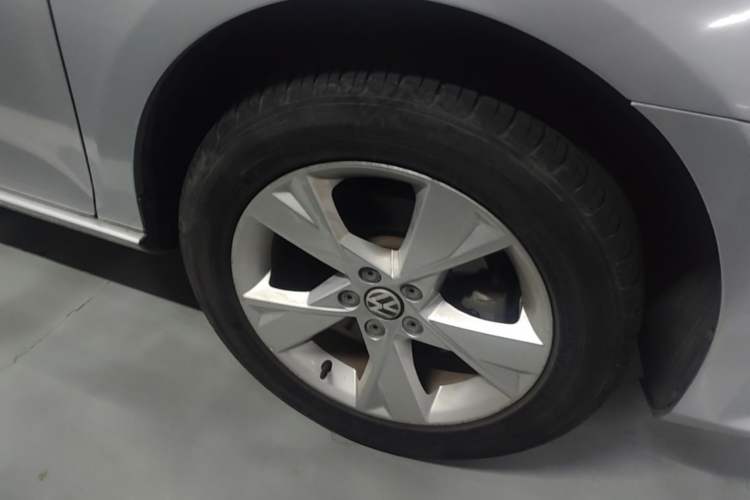 Used Volkswagen Bora 2013 1.6L Automatic Comfort Model Right Front Wheel Hub