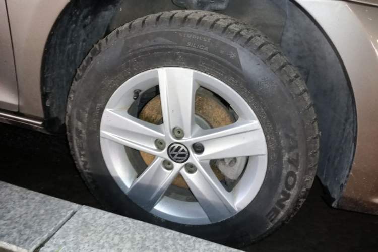 Used Volkswagen Bora 2013 1.6L Automatic Fashion Model Right Front Wheel Hub