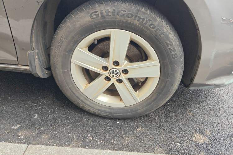 Used Volkswagen Bora 2013 1.6L Manual Fashion Edition Right Front Wheel Hub
