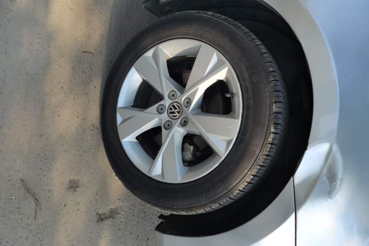 Used Volkswagen Bora 2013 1.6L Automatic Comfort Model Right Front Wheel Hub