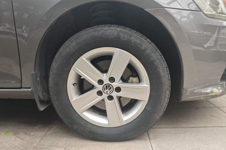 Used Volkswagen Bora 2013 1.6L Automatic Fashion Model Right Front Wheel Hub