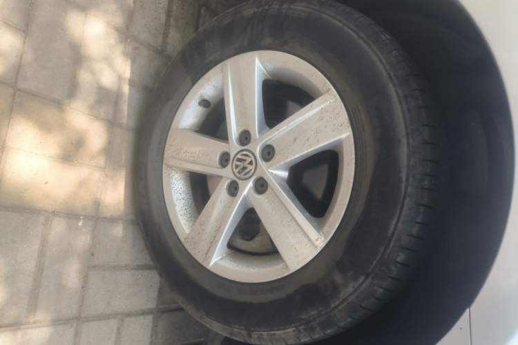 Used Volkswagen Bora 2013 1.6L Manual Fashion Edition Right Front Wheel Hub