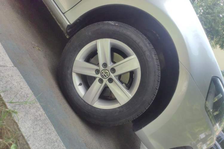 Used Volkswagen Bora 2013 1.6L Automatic Fashion Model Right Front Wheel Hub