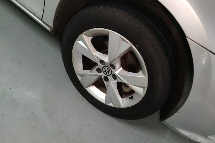 Used Volkswagen Bora 2013 1.6L Automatic Comfort Model Right Front Wheel Hub