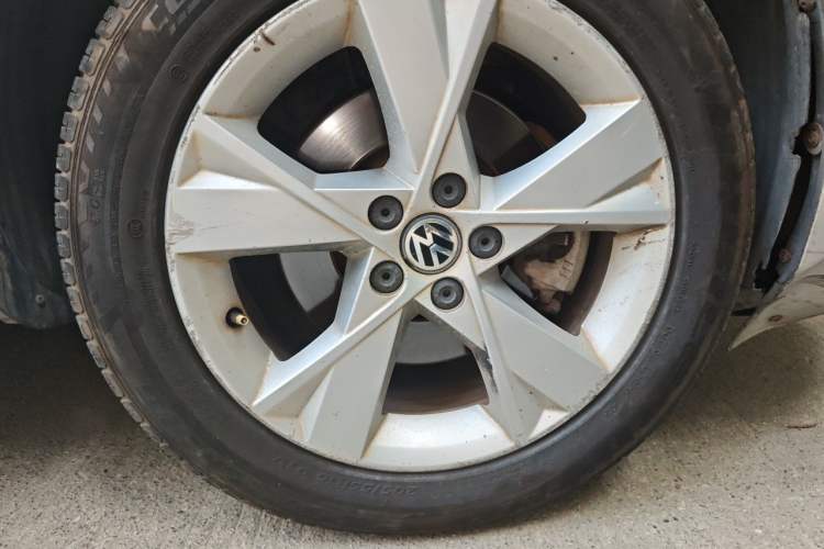 Used Volkswagen Bora 2013 1.6L Manual Fashion Edition Right Front Wheel Hub