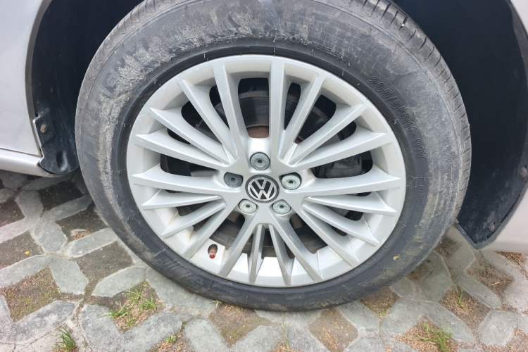 Used Volkswagen Bora 2013 1.6L Automatic Luxury Model Right Front Wheel Hub