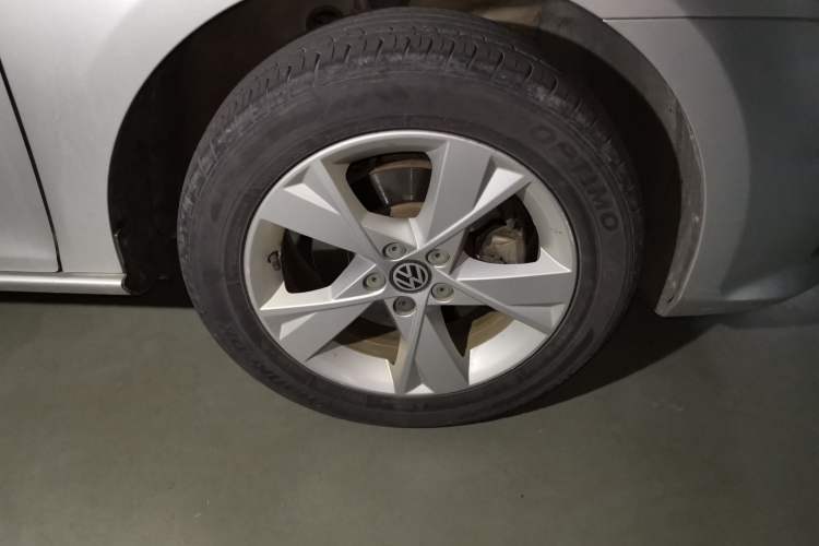 Used Volkswagen Bora 2013 1.6L Automatic Comfort Model Right Front Wheel Hub