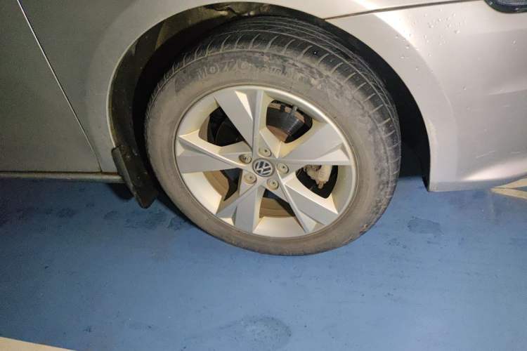 Used Volkswagen Bora 2013 1.4T Manual Comfort Model Right Front Wheel Hub