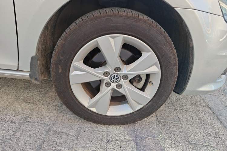 Used Volkswagen Bora 2013 1.6L Automatic Comfort Model Right Front Wheel Hub