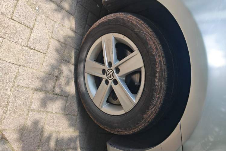 Used Volkswagen Bora 2013 1.6L Automatic Fashion Model Right Front Wheel Hub