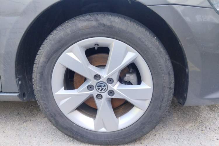 Used Volkswagen Bora 2013 1.4T Automatic Comfort Model Right Front Wheel Hub