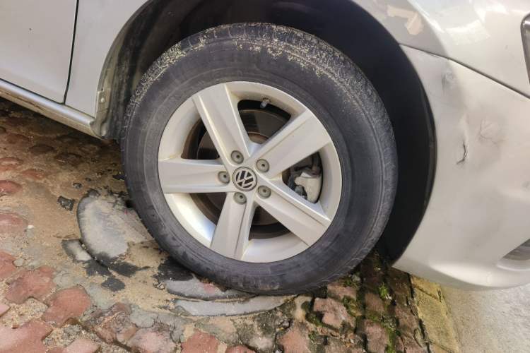 Used Volkswagen Bora 2013 1.6L Automatic Fashion Model Right Front Wheel Hub