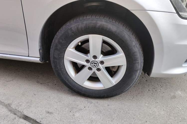 Used Volkswagen Bora 2013 1.6L Manual Fashion Edition Right Front Wheel Hub