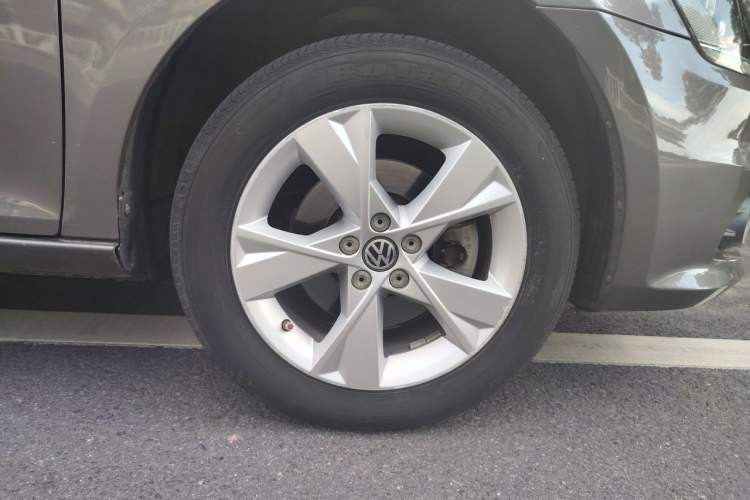 Used Volkswagen Bora 2013 1.6L Manual Comfort Model Right Front Wheel Hub