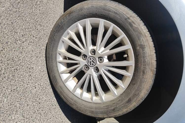 Used Volkswagen Bora 2013 1.6L Automatic Luxury Model Right Rear Wheel Hub