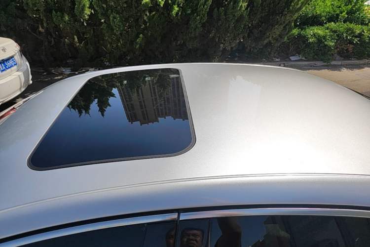 Used Volkswagen Bora 2013 1.6L Automatic Luxury Model Roof