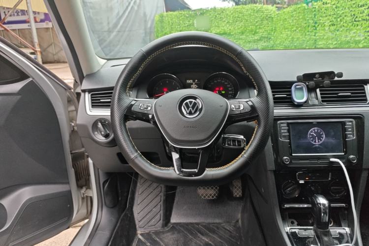 Used Volkswagen Bora 2013 1.6L Automatic Fashion Model Steering Wheel