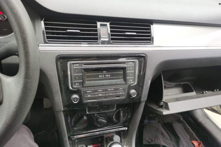 Used Volkswagen Bora 2013 1.6L Manual Fashion Edition Audio And AC Panel